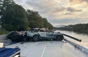 Polizei Duisburg: POL-DU: Duisburg/Essen: Autos auf Tankmotorschiff kollidieren mit Br&uuml;cke