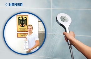 HANSA Armaturen GmbH: Mission "smarter duschen": Mit dem 9-Euro-Ticket und einer digitalen Handbrause nach Berlin / Wirtschaftsminister Habeck erhält digitale Handbrause mit Echtzeit-Feedback von Abiturienten