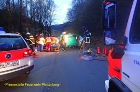 Feuerwehr Plettenberg: FW-PL: Schwerer Verkehrsunfall in der Oestertalstraße. Mutter und Kind schwer verletzt