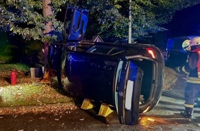 Feuerwehr Lennestadt: FW-OE: Verkehrsunfall zwischen Maumke und Meggen - eine Person aus Pkw befreit