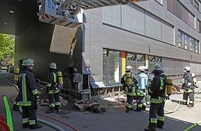 Feuerwehr Essen: FW-E: Feuer hinter der Vorhangfassade am Heinz-Nixdorf-Berufskolleg