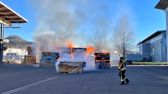 FW Stockach: Verkehrsunfall und Brand am Gebäude