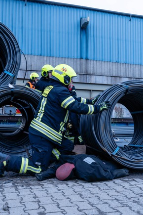 Feuerwehr MTK: H&ouml;henrettung und Menschenrettung unter Stahlringen: Realistische Einsatz&uuml;bung in Okriftel