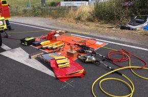 Feuerwehr Mettmann: FW Mettmann: Schwerer Verkehrsunfall mit drei verletzten Personen und tödlichem Ausgang auf der Bundesautobahn 3 in Mettmann.