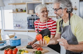 Wort & Bild Verlagsgruppe - Gesundheitsmeldungen: Kleine Tricks mit großer Wirkung: So fällt die Küchenarbeit im Alter leichter