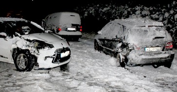 Polizei Rheinisch-Bergischer Kreis: POL-RBK: Bergisch Gladbach - Citroen kracht in geparkten Daimler - Fahrer unter Alkoholeinfluss