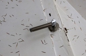 Polizeipräsidium Mittelhessen - Pressestelle Marburg-Biedenkopf: POL-MR: Wem gehören die Türen und Fenster aus dem Wald bei Oberweidbach?