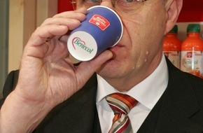 MineralBrunnen RhönSprudel Egon Schindel GmbH: Cholesterinspiegel gesenkt: Wilhelm Dietzel, Hessens Verbraucherschutzminister testet Weltneuheit RhönSprudel Benecol