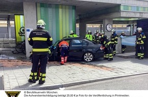 Feuerwehr München: FW-M: Außer Kontrolle geratenes Fahrzeug an Betonwand gestoppt (Allach)