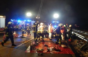 Verkehrsdirektion Koblenz: POL-VDKO: Verkehrsunfall mit 2 tödlich verletzten Personen