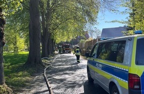 Freiwillige Feuerwehr Gemeinde Schiffdorf: FFW Schiffdorf: Feuerwehr l&ouml;scht unterlaubtes Feuer in Wehdel