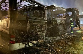 Feuerwehr Erkrath: FW-Erkrath: LKW und zwei Busse brennen auf Firmenparkplatz - Brandausbreitung auf Gewerbehalle konnte verhindert werden