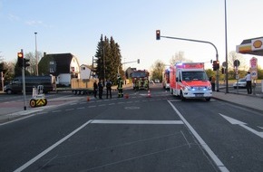 Polizei Mettmann: POL-ME: Schwerverletzter Kradfahrer nach Zusammenstoß mit LKW -Haan- 2104114