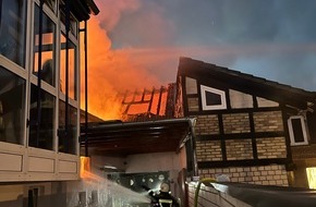 Polizeidirektion Neustadt/Weinstraße: POL-PDNW: Dachstuhl im Vollbrand