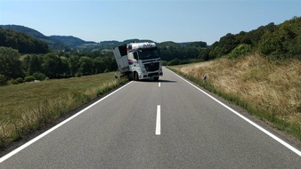 Polizeidirektion Kaiserslautern: POL-PDKL: LKW weicht Motorradfahrer aus und droht zu kippen, Verursacher geflüchtet