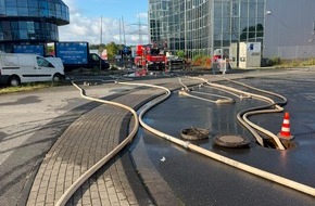 Feuerwehr Bergheim: FW Bergheim: FOLGEMELDUNG: Gro&szlig;brand in Paffendorf unter Kontrolle - Umfangreiche Nachl&ouml;scharbeiten dauern an