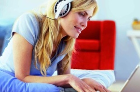 CEWE Stiftung & Co. KGaA: Super Sound & Service: CeWe Color startet Online-Musicshop / Songs am PC ausgewählt - CD gebrannt und Cover gedruckt von cewe color
