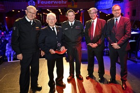 FW-GL: Ehrungen für bis zu 70 Jahre Mitgliedschaft in der Feuerwehr Bergisch Gladbach - Städtische Ehrennadel in Gold für Brandoberinspektor Ralf Martini