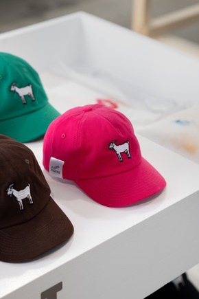 Julian Zigerli und weitere im Pop-up-Store des Kunstmuseums St.Gallen