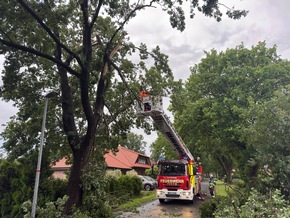 FW-AUR: Vermehrte Blitzeinschl&auml;ge w&auml;hrend n&auml;chtlicher Gewitter