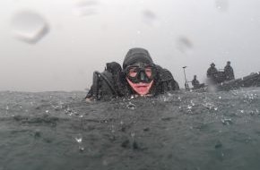 Presse- und Informationszentrum Marine: Bilder der Woche - Minentaucher: Tieftauchen vor Sardinien