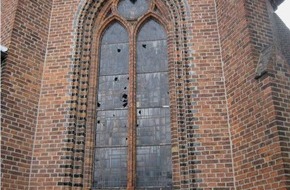 Polizeiinspektion Nienburg / Schaumburg: POL-NI: Kirchenfenster zerstört -Bild im Download-