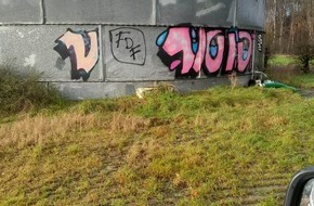 Polizeiinspektion Rotenburg: POL-ROW: ++ Rasentraktor gerät in Brand: 10.000 Euro Schaden in Elsdorf ++ Betrunken am Steuer: BMW im Grünstreifen auf der B71 festgefahren ++ Zeugenaufruf: Mehrere Graffiti-Schmierereien in Brockel ++