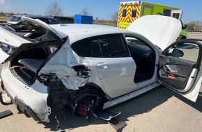 Polizeiinspektion Cuxhaven: POL-CUX: Verkehrsunfall auf der BAB27 - eine Person leicht verletzt, hoher Sachschaden, mehrst&uuml;ndige Vollsperrung (Foto im Anhang)