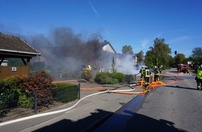 Kreisfeuerwehrverband Segeberg: FW-SE: Brand einer Carportanlage mit mehreren Fahrzeugen