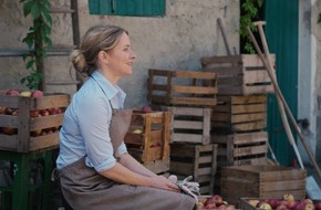 SAT.1: SAT.1 und Joyn drehen die neue tägliche Serie "Ein Hof zum Verlieben" / Diana Staehly erbt in SAT.1 einen Apfelhof