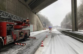 Feuerwehr Velbert: FW-Velbert: Unfall und Gefahrenbäume