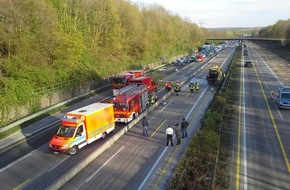 Feuerwehr Erkrath: FW-ME: PKW-Brand auf der BAB 3 mit Gewässerverunreinigung