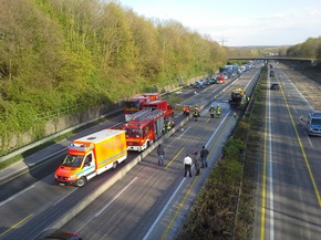 FW-ME: PKW-Brand auf der BAB 3 mit Gewässerverunreinigung