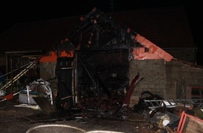 Polizeipräsidium Westpfalz: POL-PPWP: Brand einer Werkstatt mit schwerverletztem Feuerwehrmann