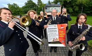 Kreisfeuerwehrverband Rendsburg-Eckernförde: FW-RD: Musik hilt Helfern - Paukenschlag für Flutopfer