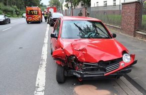 Kreispolizeibehörde Höxter: POL-HX: Gegen parkendes Auto gefahren, drei Fahrzeuge beschädigt