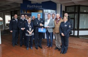 Polizeipräsidium Südhessen: POL-DA: Dieburg: Stadt Dieburg startet KOMPASSprogramm / Polizeipräsident Björn Gutzeit überreicht Begrüßungsschild