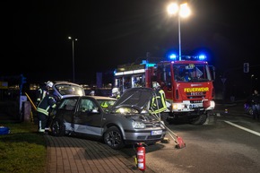 FW LK Neunkirchen: Drei Verletzte bei Unfall - Feuerwehr rettet Schwerverletzte aus Wrack
