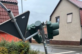 Landespolizeiinspektion Erfurt: LPI-EF: Zeugen nach Verkehrsunfallflucht in Linderbach gesucht