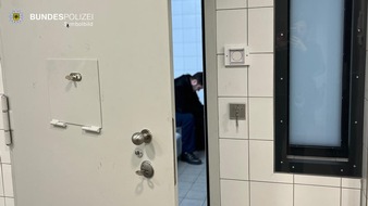 Bundespolizeidirektion M&uuml;nchen: Bundespolizeidirektion M&uuml;nchen: Aggressiver Mann greift Polizisten an / Haftrichtervorf&uuml;hrung
