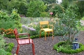 Polizeiinspektion Nienburg / Schaumburg: POL-NI: Bunte Gartenmöbel aus Garten der Alpheideschule entwendet