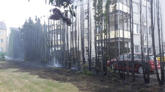 Feuerwehr Bochum: FW-BO: Heckenbrand drohte auf Wohngebäude überzugreifen