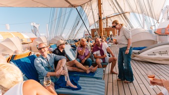 Max Giesinger live und unplugged an Bord der SEA CLOUD SPIRIT: Beliebtes Musikformat SONGS 'N' SAIL feiert Premiere im Mittelmeer