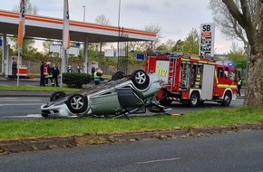 Feuerwehr Dortmund: FW-DO: 06.05.2021 - Verkehrsunfall in Oespel Vierköpfige Familie nach Fahrzeugüberschlag im Krankenhaus