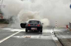 Polizeiinspektion Stade: POL-STD: Mazda während der Fahrt in Brand geraten - Auto total zerstört - keine Personen verletzt