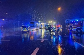 Feuerwehr Gelsenkirchen: FW-GE: Person unter Straßenbahn eingeklemmt