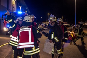 FW-KLE: Feuerwehr trainiert den Ernstfall:
Brand in Einkaufsmarkt an der Norbertstraße