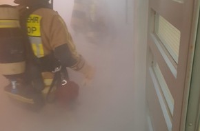 Feuerwehr Bottrop: FW-BOT: Wohnungsbrand in der Innenstadt - Rauchmelder und aufmerksame Nachbarn verhindern Schlimmeres