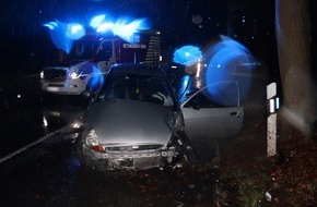Kreispolizeibehörde Herford: POL-HF: Autofahrt endet gegen Baum- Fahrer schwer verletzt