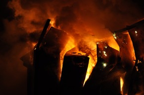 FW-KLE: Erstmeldung: Brand eines kunststoffverarbeitenden Betriebs im Gewerbegebiet Bedburg-Hau